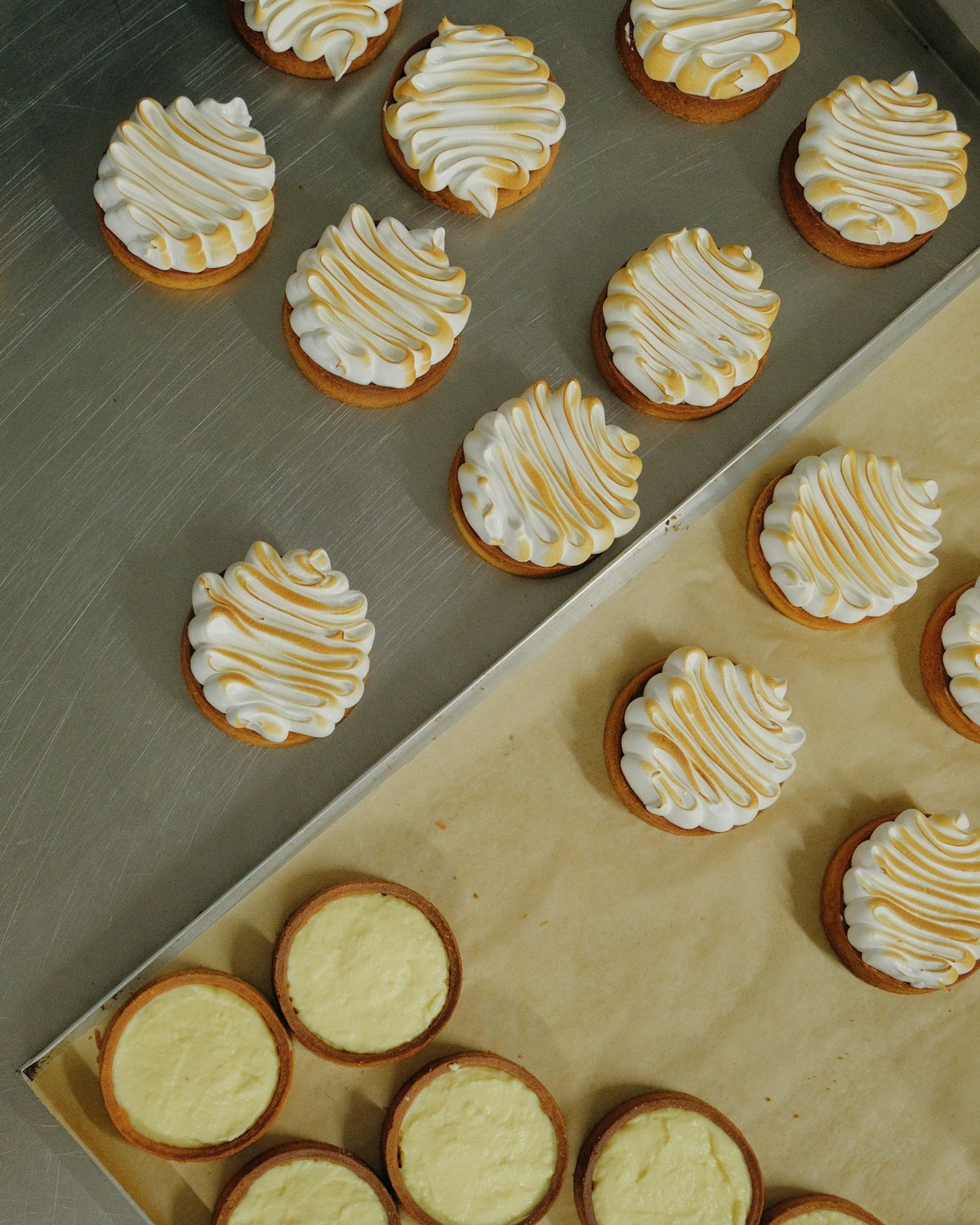 Tartellette meringate appena uscite dal laboratorio di pasticceria
